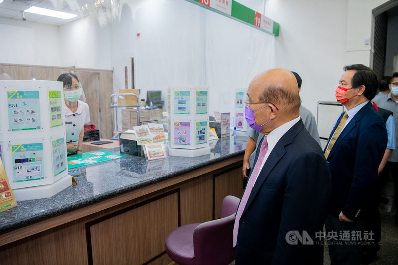 行政院長蘇貞昌(前)22日視察郵局業務並慰勉郵局人員。(行政院提供)中央社記者賴于榛傳真 110年6月22日
