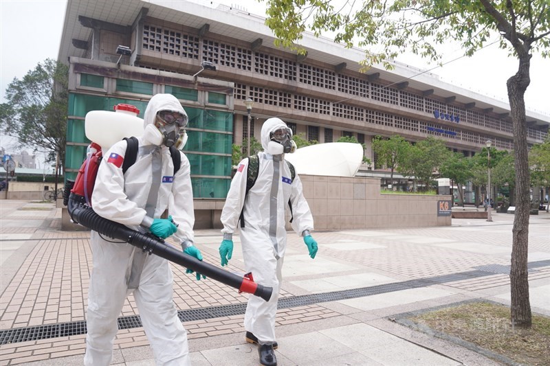 台北市社會局6月22日表示,5月初至今,艋舺公園有6名街友確診,台北車站有8名街友染疫,皆依規定送醫或入住防疫旅館隔離。圖為化兵群到台北車站周遭環境進行消毒。(中央社檔案照片)