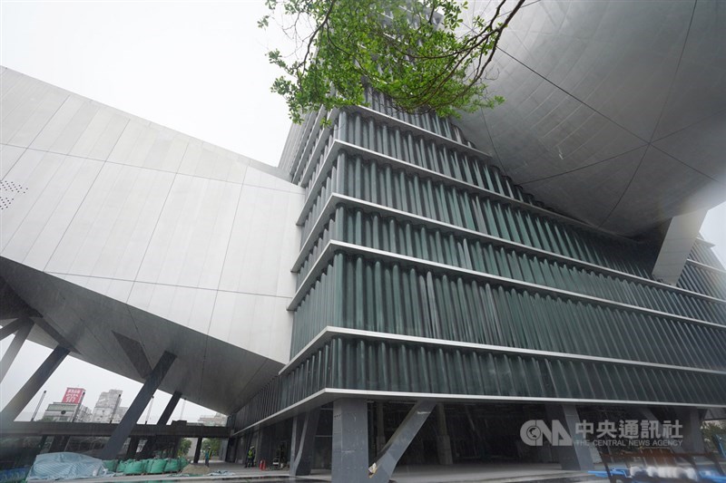 繼台北農產運銷公司和士林某護理之家爆發群聚感染後,北藝中心(圖)也爆40人群聚感染。文化局長蔡宗雄22日表示,有依程序通報停工,現已全數復工。中央社記者徐肇昌攝 110年6月22日