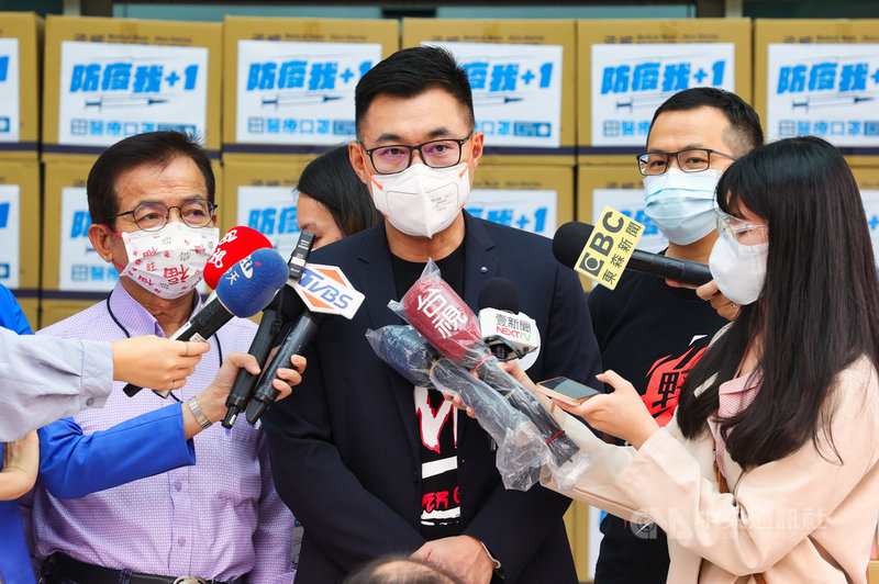 國內COVID-19疫情延續,感謝北市計程車協助防疫及運送,國民黨22日舉行捐贈防疫面罩和口罩活動,國民黨主席江啟臣(前中)出席並受訪。中央社記者謝佳璋攝 110年6月22日