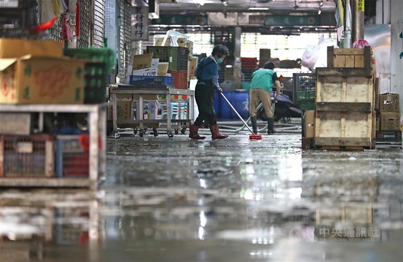 台北農產運銷公司確診員工數持續攀升,台北市政府啟動北農2.0專案,將陸續安排快篩陰性的員工施打疫苗。第二果菜批發市場21日休市,清潔人員仔細打掃市場每個角落。中央社記者裴禛攝 110年6月21日