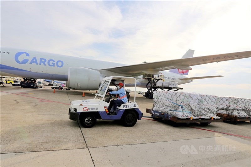 美國白宮21日公布第2波5500萬劑疫苗海外分配計畫,台灣雖在列,但據了解,近日贈台的250萬劑疫苗已是首波及第2波配額加總。圖為20日美國捐贈的250萬劑疫苗順利運送來台。(中央社檔案照片)