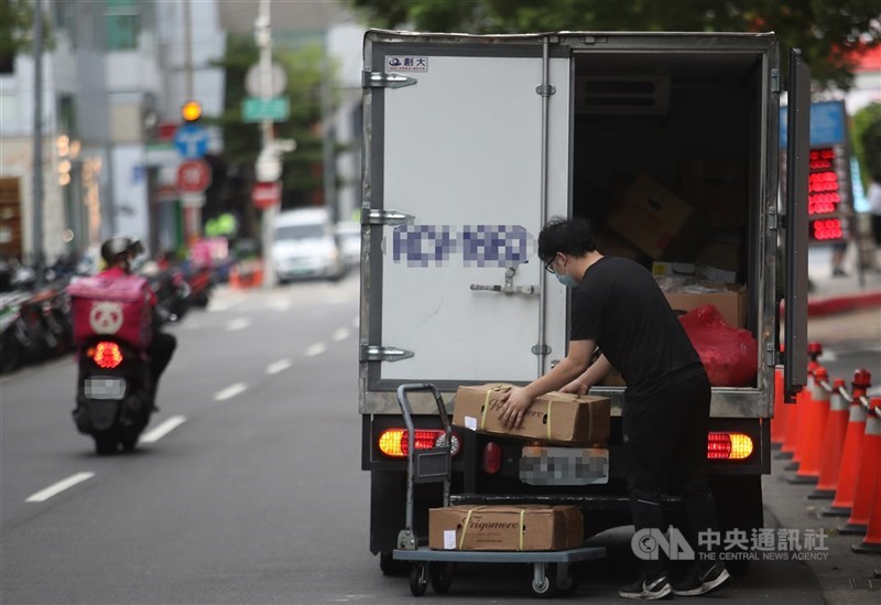 行政院長蘇貞昌22日宣布疫苗施打新順序,針對疫情較高風險的雙北,將特別納入外送員、保母、計程車駕駛、貨運司機、收銀人員等類別。(中央社檔案照片)