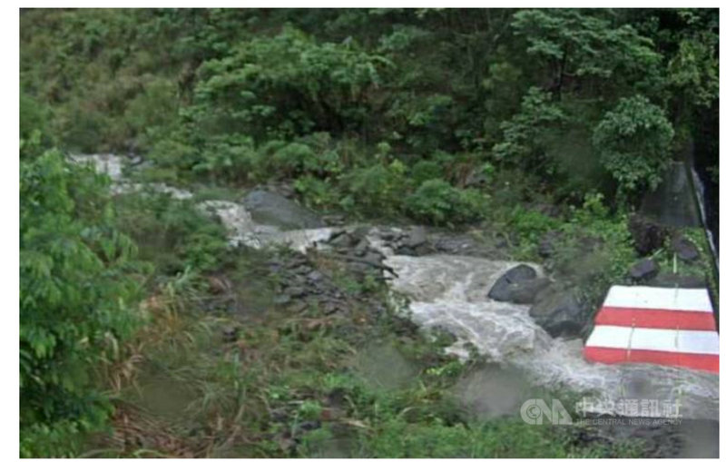 高雄市22日凌晨起豪雨不斷,這波降雨以山區為主,水利署發布53條土石流黃色警戒溪流,並呼籲注意落石坍方及河川暴漲。圖為杉林區河道。(民眾提供)中央社記者王淑芬傳真 110年6月22日