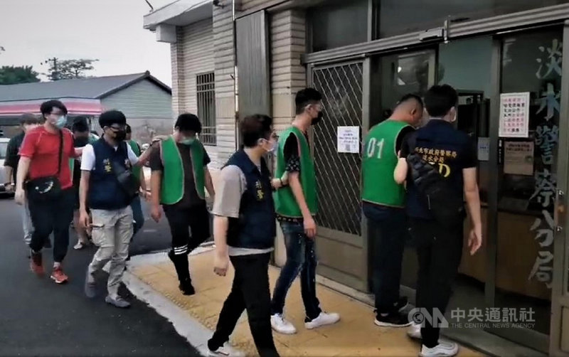 新北市淡水22日清晨發生街頭鬥毆案件,兩人因日前口角衝突相約談判,沒想到一方揪眾共14人到場痛毆被害人後鳥獸散,警方獲報循線迅速逮人訊後送辦,並依群聚涉違傳染病防治法移送裁罰。(翻攝照片)中央社記者王鴻國傳真 110年6月22日