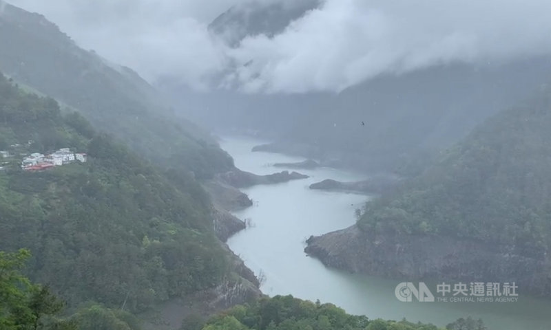 滯留鋒面及西南風帶來豐沛水氣,但雨水沒下在德基水庫集水區,德基水庫仰賴上游溪流的常態流水,22日水位小幅上升。(民眾提供)中央社記者趙麗妍傳真 110年6月22日