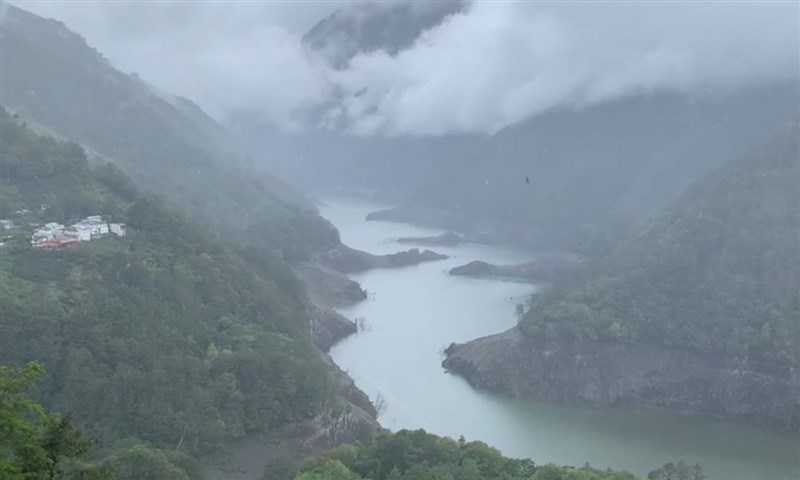 滯留鋒面及西南風帶來豐沛水氣，但雨水沒下在德基水庫集水區，德基水庫仰賴上游溪流的常態流水，22日水位小幅上升。（民眾提供）中央社記者趙麗妍傳真 110年6月22日