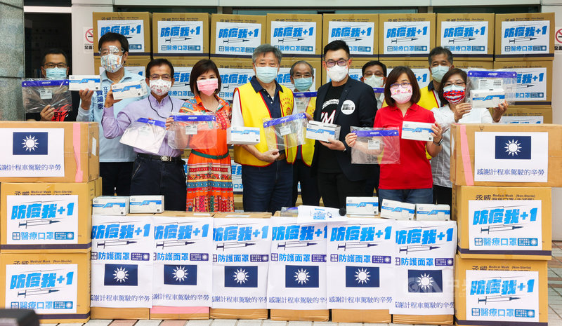 國內COVID-19疫情延續,感謝北市計程車協助防疫及運送,國民黨主席江啟臣(前右3)22日捐贈防疫面罩和口罩,由台北市計程車客運商業公會理事長代表接受。中央社記者謝佳璋攝 110年6月22日