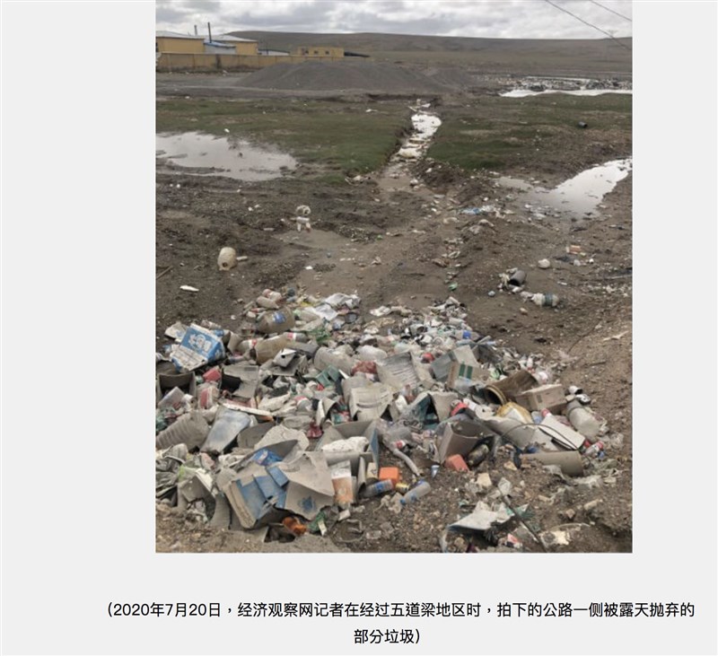 青藏高原一直給人世外桃源之感,但可可西里地區青藏公路沿線的五道梁地區屢屢成為露天垃圾帶。圖為去年7月五道梁上堆滿垃圾的情形。(圖取自經濟觀察網頁eeo.com.cn)