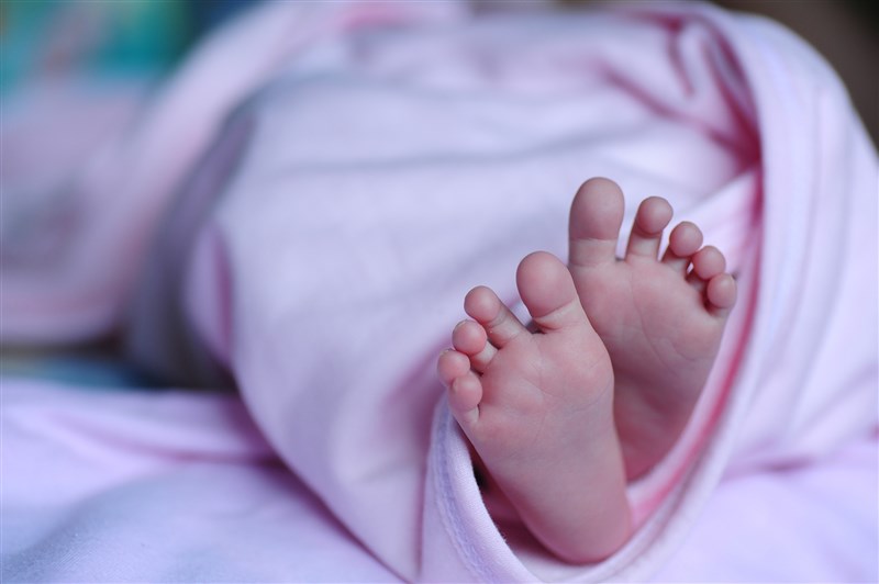 雲林縣蘇姓女子施打AZ疫苗,返家擠母乳餵年僅2個月大女兒,之後女兒口腔冒血,送醫不治;雲林地檢署25日解剖發現女嬰有呼吸道感染情形,初判死因與疫苗無關。(示意圖/圖取自Pixabay圖庫)