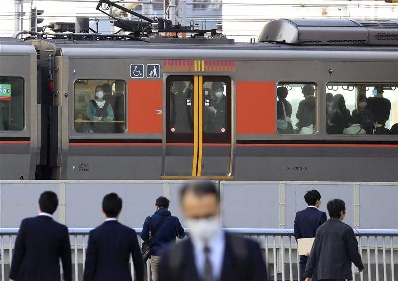 日本政府暌違20年開始討論放寬過勞死的認定標準。圖為大阪搭電車通勤的上班族。（共同社）