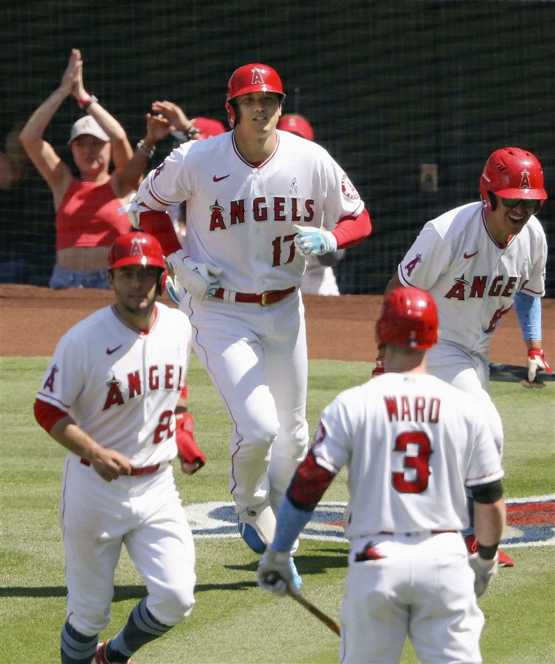 「二刀流」的大谷翔平上週打擊創下6轟成績,還奪下1場勝投。圖為大谷翔平(背號17)20日揮出第23號全壘打後跑回場邊。(共同社)