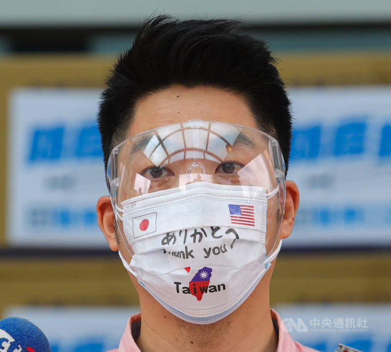 國內COVID-19疫情延續,感謝北市計程車協助防疫及運送,國民黨22日舉行捐贈防疫面罩和口罩活動,國民黨立委蔣萬安(圖)出席。中央社記者謝佳璋攝 110年6月22日