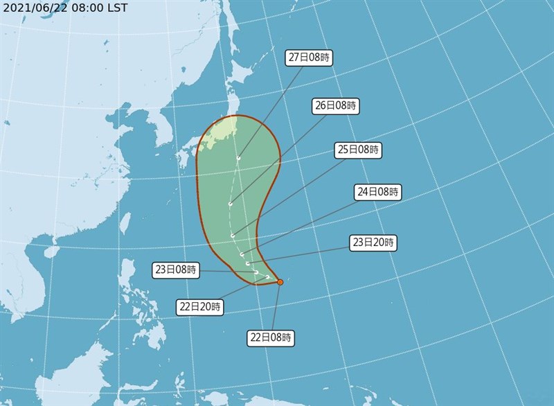 中央氣象局表示,關島附近的熱帶性低氣壓預估最快23日升格為輕度颱風薔琵,路徑持續往北向日本移動。(圖取自氣象局網頁cwb.gov.tw)