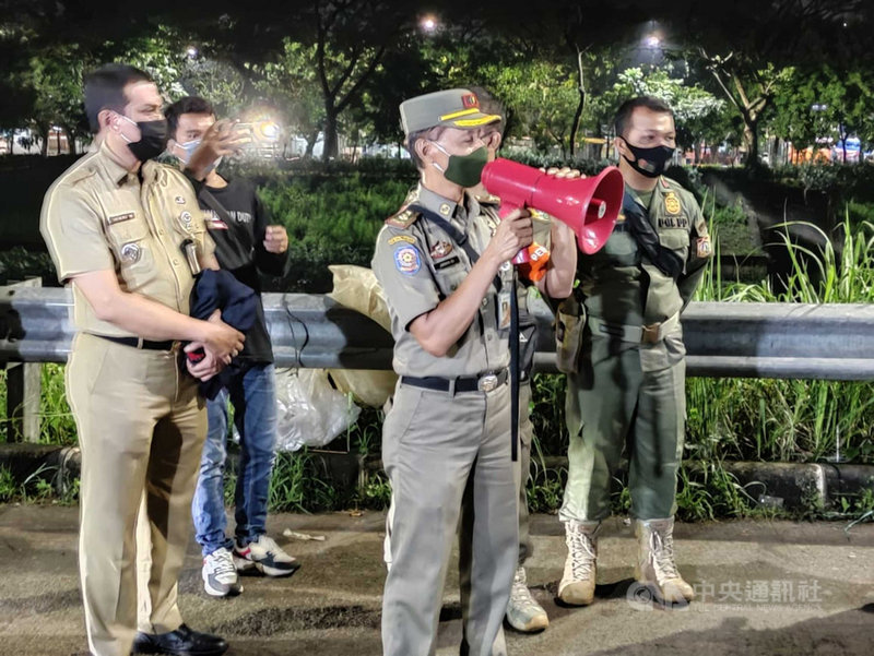 印尼疫情嚴峻,衛生部國家健康衛生研究院指出,至20 日,印尼有9個省出現Delta變異病毒株。圖為警方21日晚間執行人流管制措施。中央社記者石秀娟雅加達攝 110年6月23日