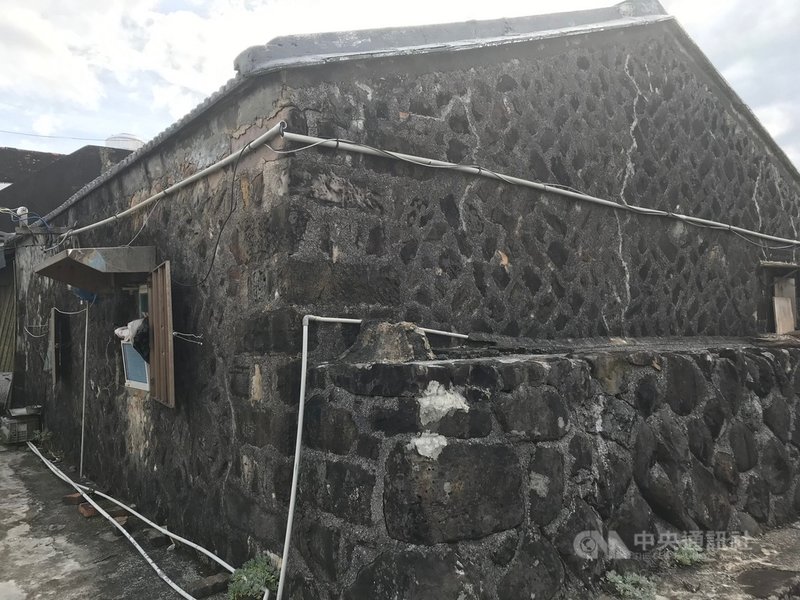 新北貢寮馬崗漁村2戶民宅(石頭屋)獲新北巿政府登錄歷史建築並公告,地主之一、不動產業者好魚田興訟請求撤銷。法院日前認定,新北巿政府原處分合法無誤,判業者敗訴。圖為馬崗街11、12號2戶民宅。(翻攝自文化部文化資產局網頁)中央社記者劉世怡傳真 110年6月23日