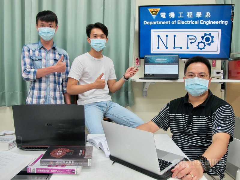 中央大學電機系研究生陳柏翰(中)與曾昱翔(左),在助理教授李龍豪(右)指導下,以人工智慧(AI)文本摘要生成技術獲MEDIQA 2021國際競賽「醫療問題摘要QS組」全球第3名。(中大提供)中央社記者許秩維傳真 110年6月23日