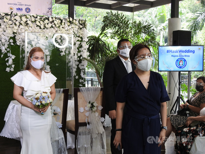 2019冠狀病毒疾病疫情下,大馬尼拉地區馬卡蒂市聯合婚禮移師公園。圖為新人與馬卡蒂市長畢乃合影,攝於6月10日。中央社記者陳妍君馬尼拉攝 110年6月23日