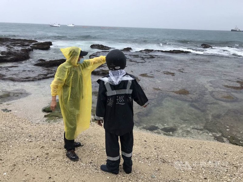 台灣中油公司在高雄大林外海的油管破裂,漏出的原油漂流至屏東小琉球海域,小琉球的岸際、漁港、沙灘和潮間帶都受到污染。(屏東縣環保局提供)中央社記者郭芷瑄傳真 110年6月23日