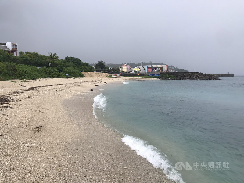 台灣中油公司在高雄大林外海的油管破裂,漏出的原油污染小琉球岸際和漁港,白色沙灘變黑。(屏東縣環保局提供)中央社記者郭芷瑄傳真 110年6月23日