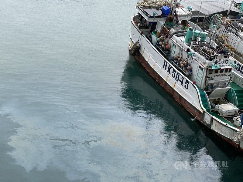 台灣中油公司在高雄大林外海的油管破裂,漏出的原油污染屏東小琉球岸際、漁港等,港區可見油花漂浮。(琉球區漁會提供)中央社記者郭芷瑄傳真 110年6月23日
