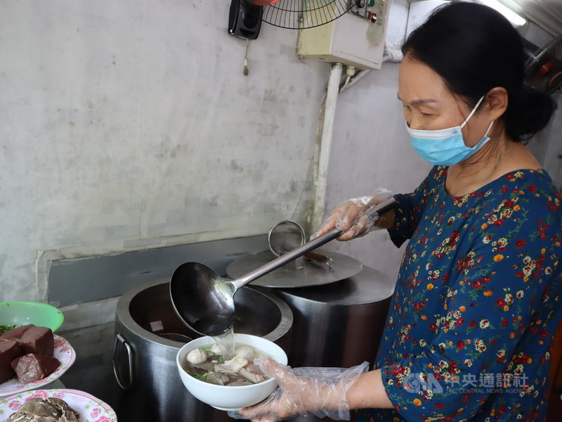 伍氏鶯在河內市賣了7年米線,她22日中午在店內幫客人準備餐點。中央社記者陳家倫河內攝 110年6月23日
