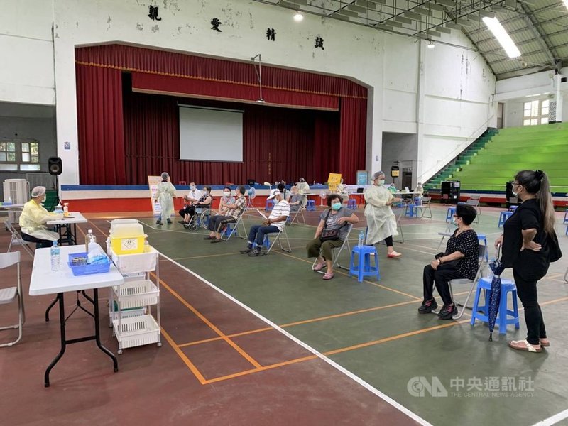 屏東縣疫苗施打率有降低趨勢,為讓更多人快速施打到疫苗,縣府公布下修長者施打年齡,73歲(原住民63歲)以上長者都可施打。(屏東縣政府提供)中央社記者郭芷瑄傳真 110年6月23日