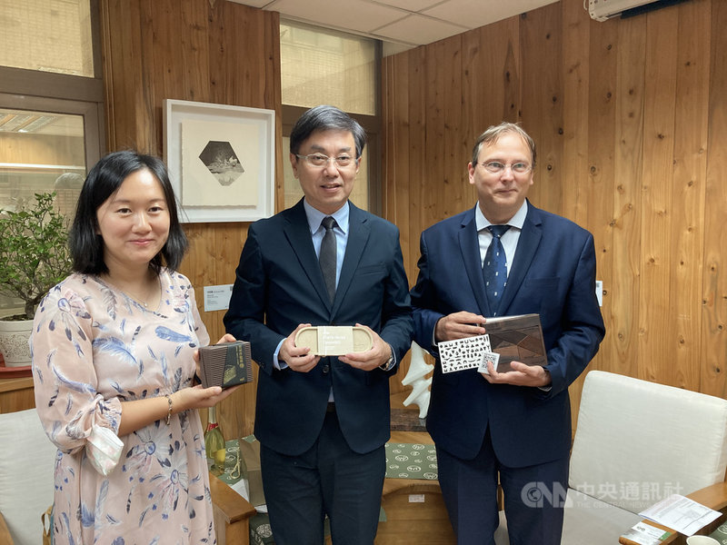 取材自阿美族古老傳說的繪本「樹上的魚:Lokot鳥巢蕨」,去年被斯洛伐克駐台代表博塔文(右)相中,經代表妻子梁晨(左)譯為斯語後,已於斯洛伐克及捷克兩國上市發售。(林務局提供)中央社記者楊淑閔傳真 110年6月23日