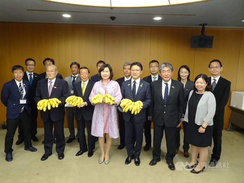 駐日代表謝長廷(前排左3)23日率駐日官員訪問靜岡縣靜岡市,感謝該市登記為東京奧運台灣隊接待城。受到靜岡市長田邊信宏(前排右3)等熱烈歡迎。中央社記者楊明珠靜岡攝 110年6月23日