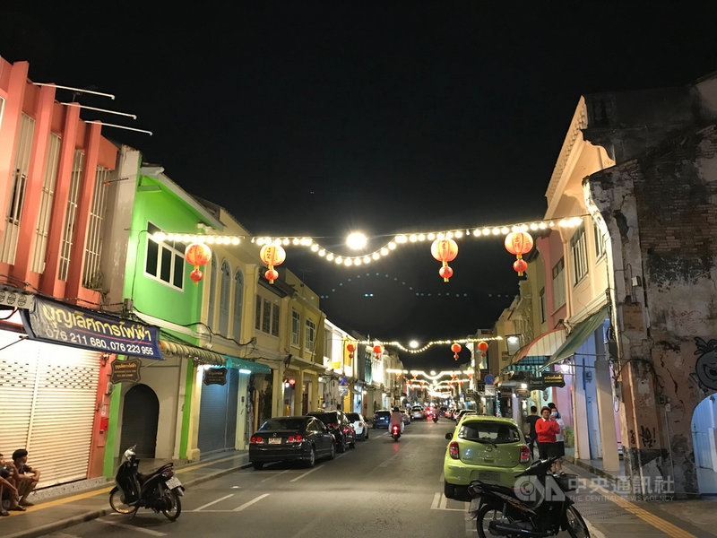 泰國內閣22日通過普吉沙盒計畫(Phuket Sandbox),7月1日起遊客完整接種疫苗可入境普吉島免隔離。圖為因為缺乏觀光客而空無一人的普吉島老街,攝於2月。中央社記者呂欣憓普吉島攝 110年6月23日