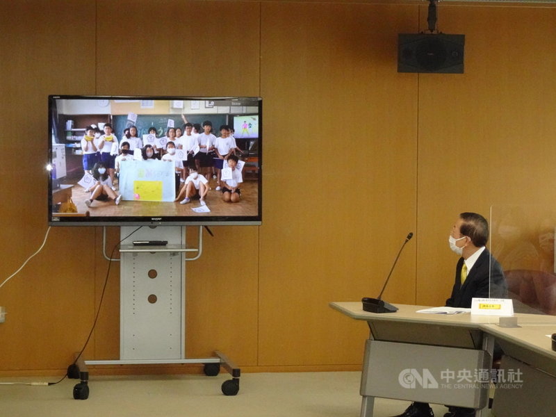 駐日代表謝長廷23日造訪靜岡縣靜岡市,感謝靜岡市登記為東京奧運台灣隊接待城。他贈送台灣香蕉給該市小學,小學生特別拍影片致謝。中央社記者楊明珠靜岡攝 110年6月23日
