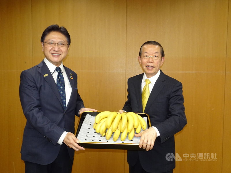 東京奧運開幕倒數30天,駐日代表謝長23日造訪東奧台灣隊接待城靜岡市,贈香蕉給靜岡市,讓學童增添營養午餐菜色。圖為靜岡市長(左)代為接受台灣香蕉。中央社記者楊明珠靜岡攝 110年6月23日