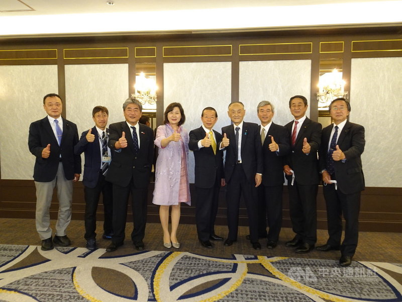 駐日代表謝長廷(中)23日訪問靜岡縣靜岡市,感謝該市登記為東京奧運台灣隊接待城。受到靜岡縣議會議員森竹治郎(右4)及靜岡縣友台人士等熱烈歡迎。中央社記者楊明珠靜岡攝 110年6月23日