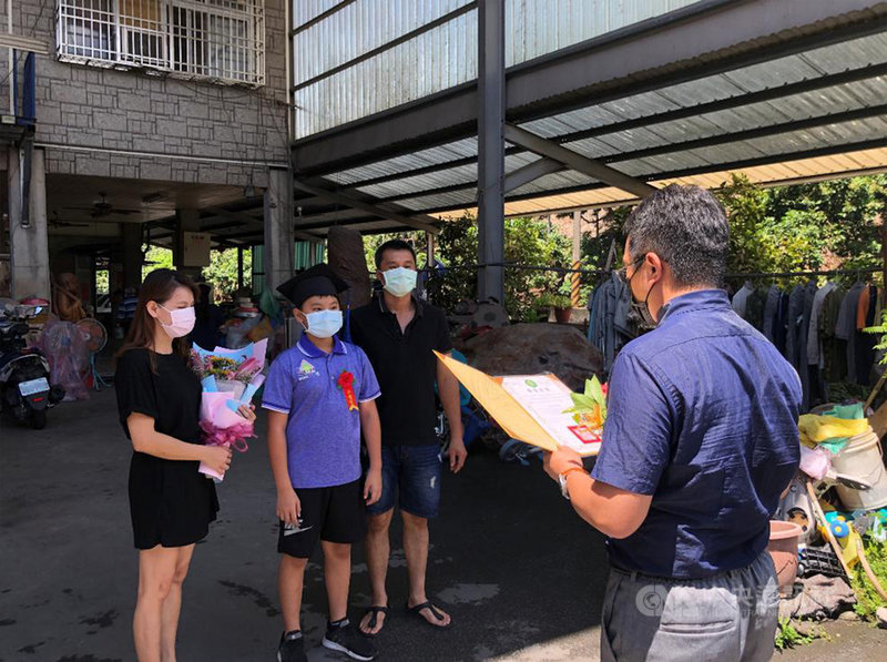 受疫情影響,各校畢業典禮紛紛改線上,但高雄六龜新發國小因為畢業生僅3人,改由校長到畢業生家親送證書,過程還準備花束、畢業帽,盼增添儀式感。(新發國小提供)中央社記者侯文婷傳真 110年6月23日