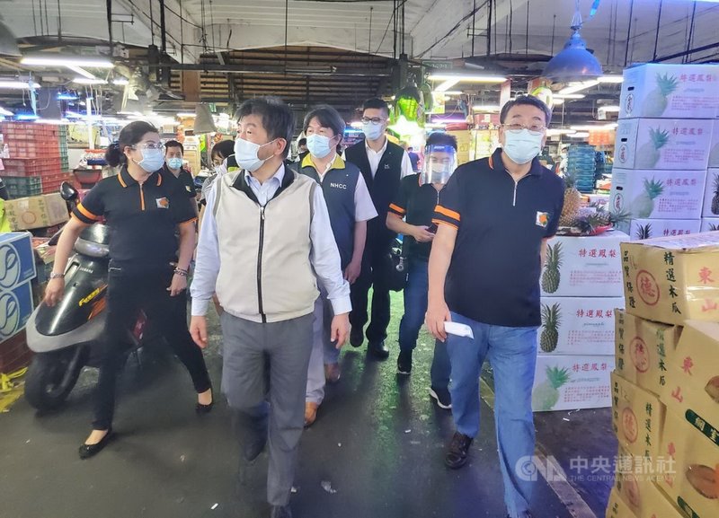 中央流行疫情指揮中心指揮官陳時中(中)23日清晨在新北市果菜運銷股份有限公司總經理江惠貞(左)陪同下,訪視新北三重果菜市場,瞭解防疫與篩檢作業情形。(新北果菜公司提供)中央社記者黃旭昇新北傳真 110年6月23日