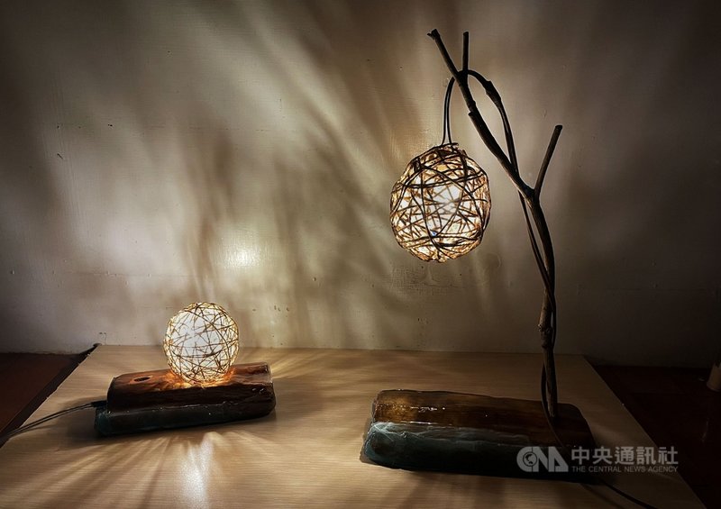 台北科技大學文化事業發展系首度舉行專題線上展,有學生用木頭、麻繩等自然材料,將金山磺港的珍貴漁法「蹦火仔」轉化為燈飾。(北科大提供)中央社記者許秩維傳真 110年6月23日