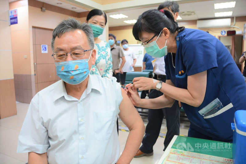 受到部份縣市有長者施打AZ疫苗後發生猝死案件影響,澎湖出現緩接種情形,縣長賴峰偉(前左)22日下班後前往衛生所施打AZ疫苗,並宣導接種疫苗利大於弊。(澎湖縣政府提供)中央社 110年6月23日
