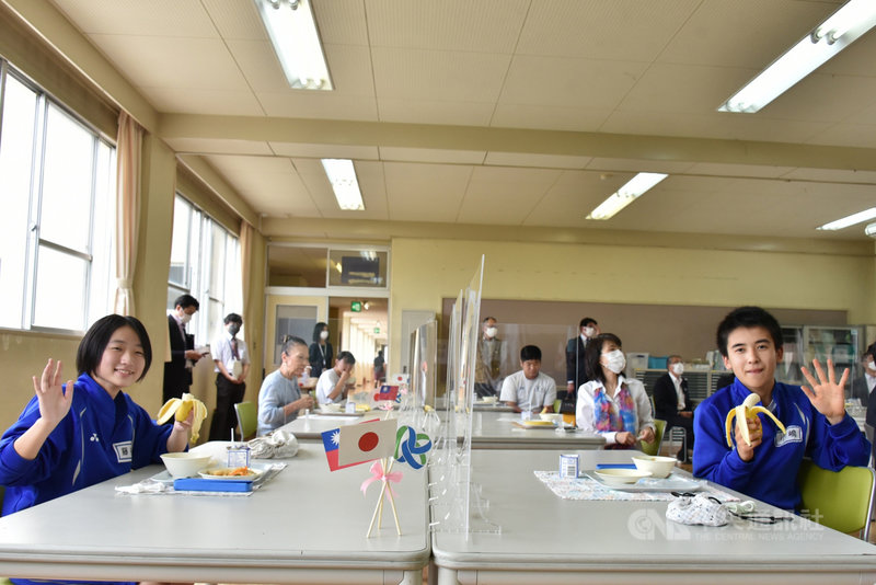 農委會農糧署23日表示,今年已是笠間市全體小學生連續3年選擇台灣香蕉作為學校營養午餐水果,25日起也將在日本笠間市最大連鎖「霞」超市笠間店開賣。(農糧署提供)中央社記者楊淑閔傳真 110年6月23日