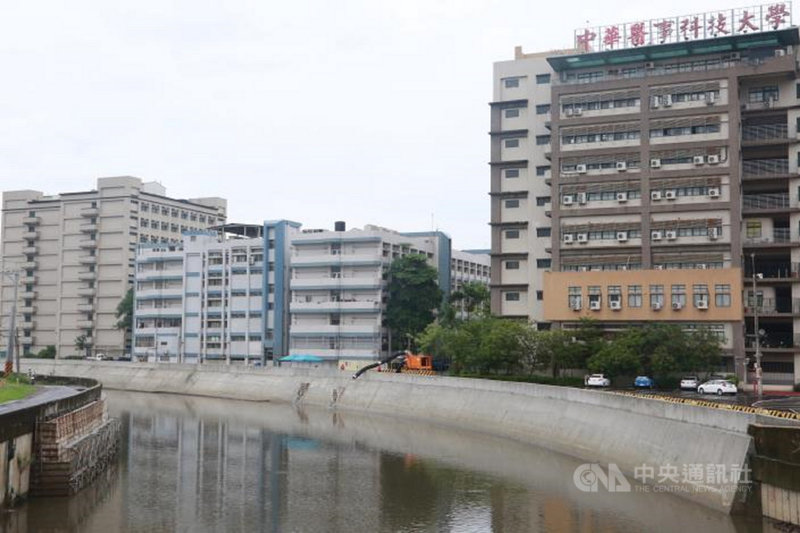 中華醫事科技大學附近的三爺溪流域過去經常出現水患,護岸整治工程已完工,將可改善水患情況。(台南市政府提供)中央社記者楊思瑞台南傳真 110年6月23日