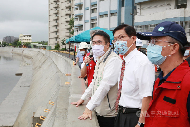 台南市長黃偉哲(右3)23日前往中華醫事科技大學旁的三爺溪整治工程視察,希望相關工程可加速進行。(台南市政府提供)中央社記者楊思瑞台南傳真 110年6月23日