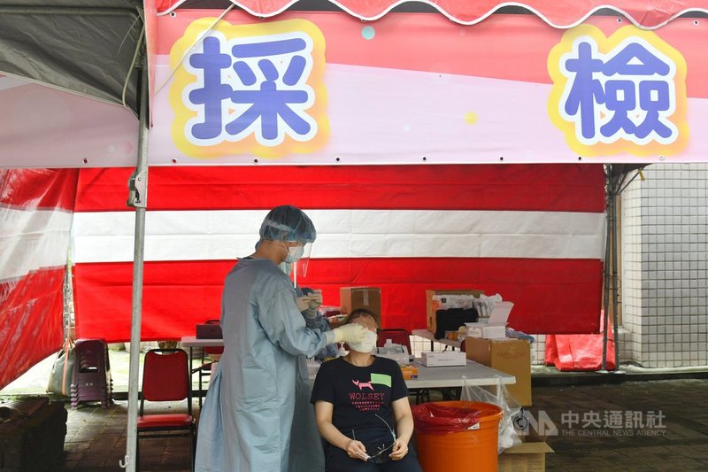 國內武漢肺炎(2019冠狀病毒疾病,COVID-19)疫情延燒,新北市政府為落實廠區防疫,23日在新北產業園區設置快篩站,預估每天最高可篩檢600人。(新北市府提供)中央社記者王鴻國傳真 110年6月23日