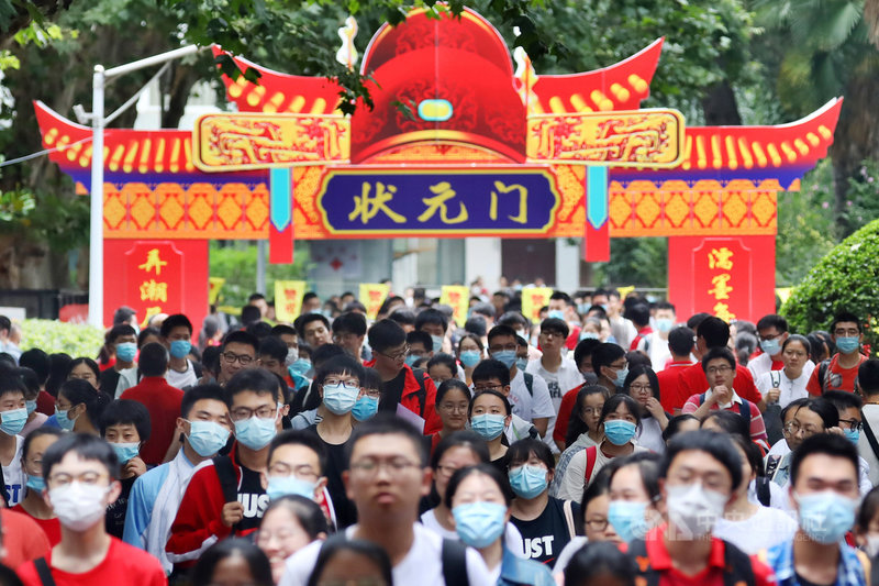 中國高考成績23日起陸續公布,因為教育部下令嚴禁炒作,「高考狀元」今年已從媒體、網路消失。圖為南京市第九中學高考試場設立象徵祝福的「狀元門」。(中新社提供)中央社 110年6月23日
