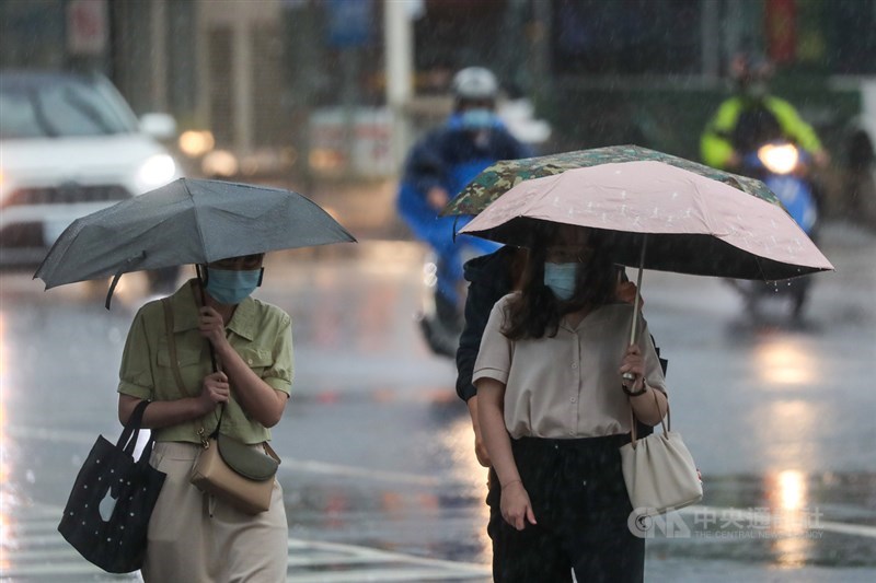 氣象局表示,滯留鋒面加上西南風,天氣持續不穩定,白天西半部降雨有機會再度增多,各地陣雨或雷雨機率偏高,部分區域仍有局部對流發展造成較大雨勢。(中央社檔案照片)