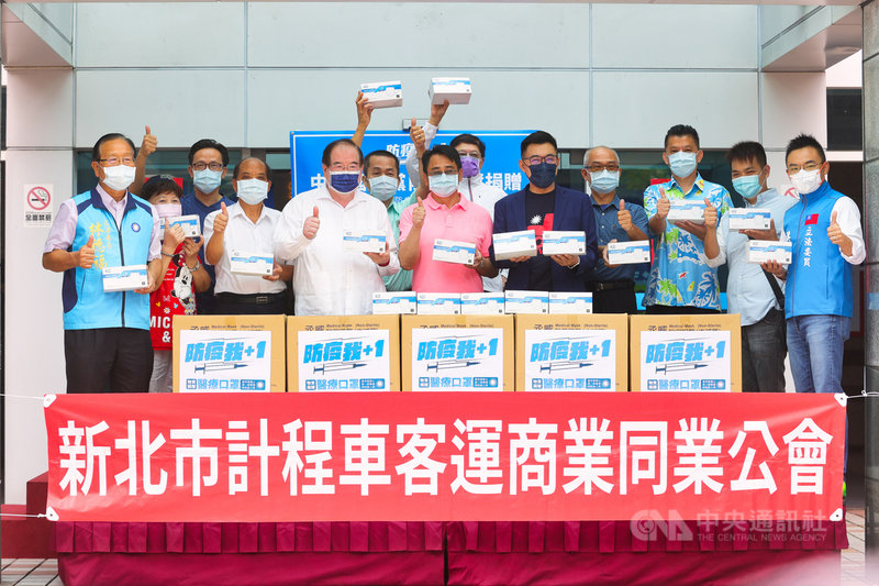 國內COVID-19疫情延續,國民黨主席江啟臣(右5)23日在中央黨部大門口捐贈醫療口罩給新北市計程車客運商業同業公會,感謝司機們為防疫盡心力。中央社記者謝佳璋攝 110年6月23日
