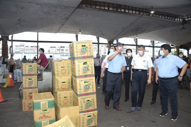 台北市長柯文哲(前右2)23日上午約6時由北農董事長黃向羣(前右)等人陪同前往北農視察,鼓勵現場工作者盡速做完快篩並接種疫苗。(台北市政府提供)中央社記者陳昱婷傳真 110年6月23日