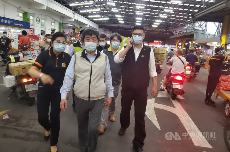 中央流行疫情指揮中心指揮官陳時中(中)23日清晨由新北市果菜運銷股份有限公司總經理江惠貞(左)陪同,前往新北三重果菜市場視察,了解篩檢作業與防疫作為。(新北果菜公司提供)中央社記者黃旭昇新北傳真 110年6月23日