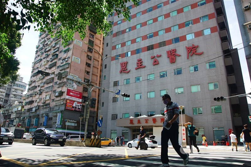 高雄市23日新增9例確診,市長陳其邁指其中7例與新北市恩主公醫院一名病患有關。恩主公醫院則澄清,該病患與院內確診個案相隔兩個病室,非匡列對象,完全依疾病管制署規範作業。(中央社檔案照片)