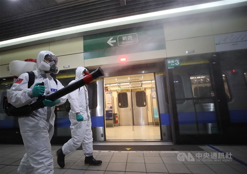 網傳陸軍化學兵使用劇毒藥劑消毒。調查局已陸續約談13人,全案移送台北地檢署偵辦。圖為陸軍36化學兵群9日消毒捷運松山站。(中央社檔案照片)