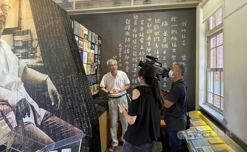 疫情期間,葉石濤文學紀念館特別開闢Podcast頻道「食夢之獸」,由詩人、台語文作家陳正雄(左)主講,介紹已故作家葉石濤的生平及作品。(台南市政府文化局提供)中央社記者邱祖胤傳真 110年6月23日