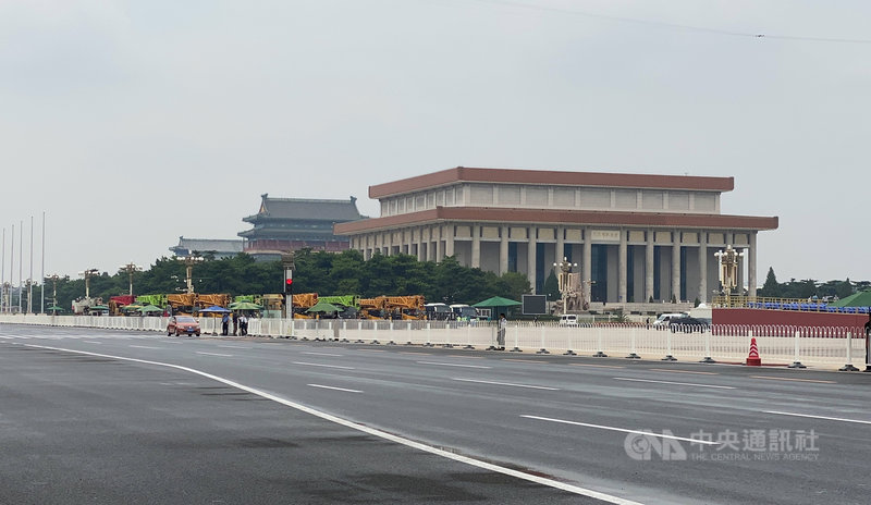 中共將在7月1日舉行建黨百年慶祝活動，北京天安門廣場23日起封閉，進行造景與座位搭建工程。圖為大型機具進駐天安門廣場。中央社記者繆宗翰北京攝  110年6月23日